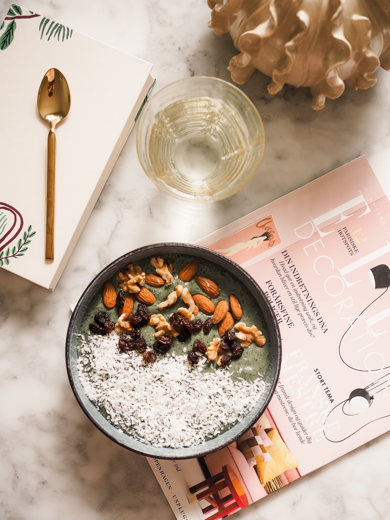 Sund og nærende smoothie bowl med lækre toppings